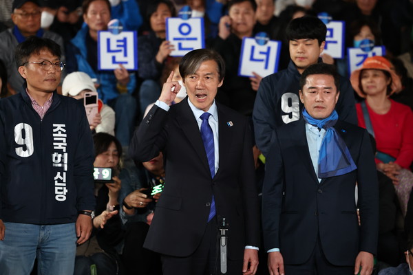 제22대 국회의원선거를 하루 앞둔 9일 오후 조국혁신당 조국 대표가 서울 종로구 세종문화회관 앞에서 지지를 호소하고 있다. [연합뉴스]