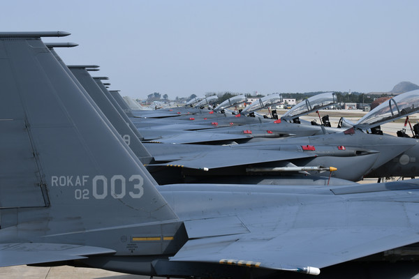 공군의 F-15K(앞에서부터 7기)와 FA-50(뒤에서부터 4기). [공군 제공]