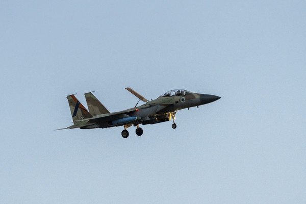 이스라엘 공군 F-15 전투기가 15일(현지시간) 이스라엘 중부 상공을 비행하고 있다. [연합뉴스]