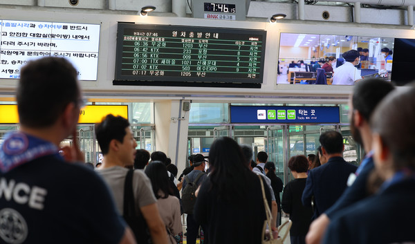 지난해 7월 사고로 지연되는 열차 시간 확인하는 승객들. [연합뉴스]