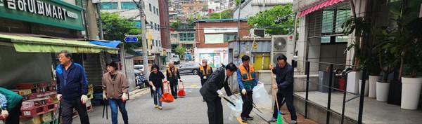 종로구의회 김종보 의원(오른쪽 세 번째)과 주민들이 22일 오전 '클린데이' 대청소를 하고 있다.[의원 제공]