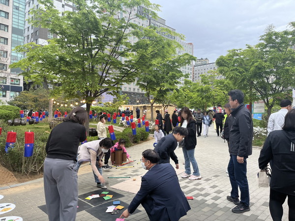 지난해 주막거리 객사전에서 주민들이 전통놀이를 체험하고 있다. [구로구 제공]