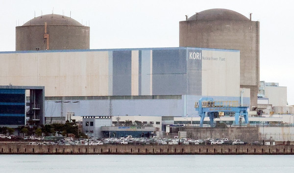 7일 오후 부산 기장군 해안가에서 국내 최초로 원전 해체 작업이 시작된 고리원자력발전소 1호기(오른쪽)의 모습이 보이고 있다. 고리 1호기 왼쪽은 2호기 모습이다. [연합뉴스]