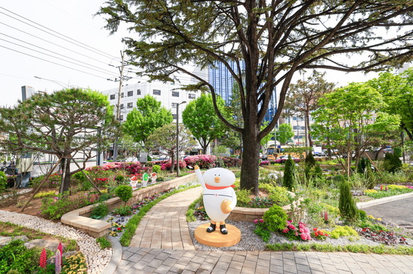 구로구청 광장에 조성된 매력정원. [구로구 제공]