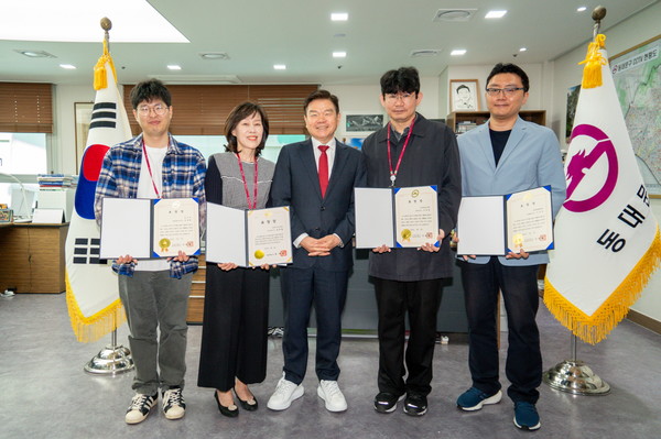 이필형 동대문구청장(사진 가운데)과 효행 공무원 표창 수상자들이 기념촬영을 하고 있다. [동대문구 제공]