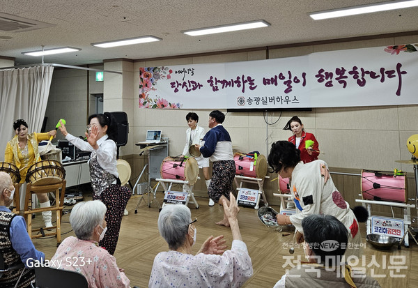 순천코리아공연단 가수 등 기능보유자 단원 10여 명이 송광실버하우스 입소 어르신을 찾아 위문 공연을 펼치고 있다.