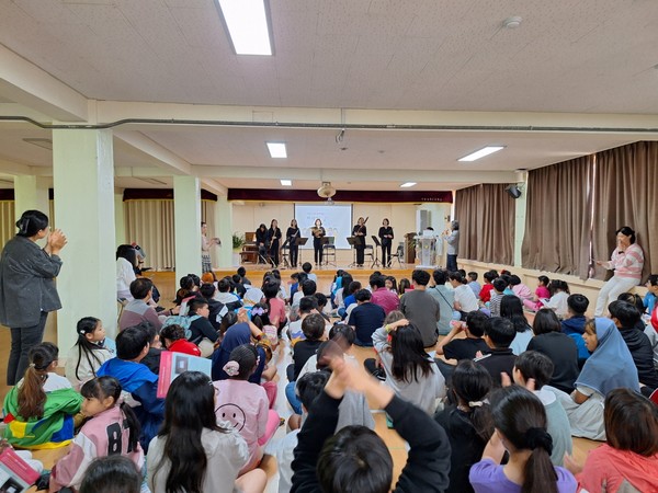 지난 13일 보광초등학교에서 학교로 찾아가는 신나는 음악여행이 열렸다. [용산구 제공]