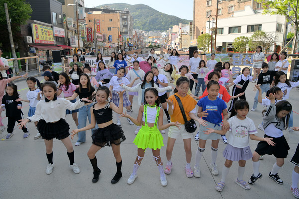 부산 동구가 지난 18일 초리단길에서 '하버시티동구 K-POP데이 랜덤플레이댄스'를 진행하고 있다. [부산동구 제공]