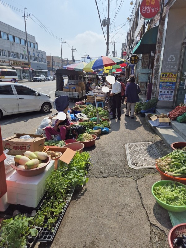 영광 터미널시장 도로변 노점상. [영광군 제공]