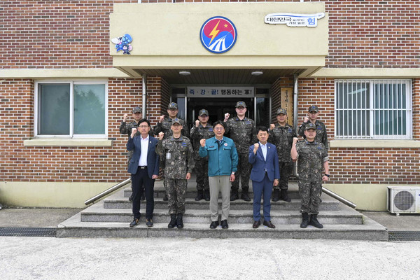 홍태용 김해시장 지난 30일 공군 1여단 8135부대를 방문해 장병들을 격려했다.[김해시 제공]