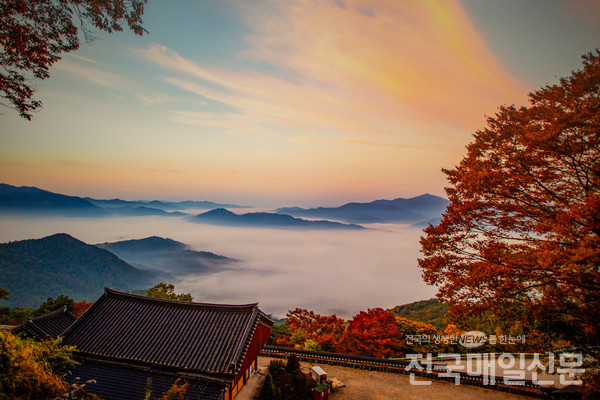 전남 곡성군 목사동면에 위치한 천년 전통사찰 천태암에서 촬영된 사진전이 광주광역시 충장로 ACC디자인호텔 갤러리에서 이달 1일부터 25일까지 열린다.