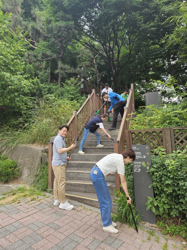 흑석체육센터 직원들이 깨끗한 거리조성을 위해 지역 내 ‘마을 환경정비 캠페인’에 나선 모습. [동작구시설관리공단 제공]