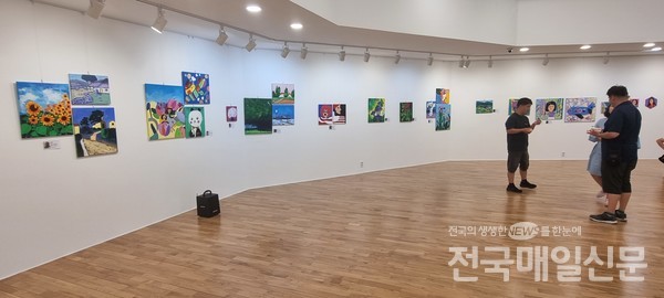 107점의 다양한 작품을 전시한 금은모래 작은미술관.