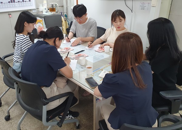 김해시 '나는 김해솔로' 프로그램의 인기가 점점 높아지고 있다. "경산시청에서 벤치마킹하는가하면 타 지역 수필가의 응원까지....이러다 대박나겠어요"...김해시는 이러한 인기상승에 관련 부서 분위기가 고무적이다.[김해시 제공]