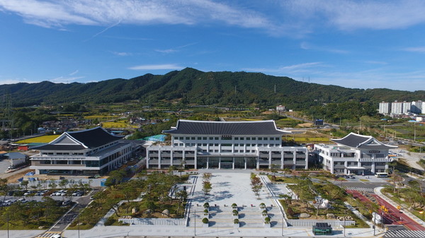 예천군은 11일 김학동 군수와 민원 담당 공무원간의 소통간담회를 개최했다. 예천군청사 전경. [예천군 제공]