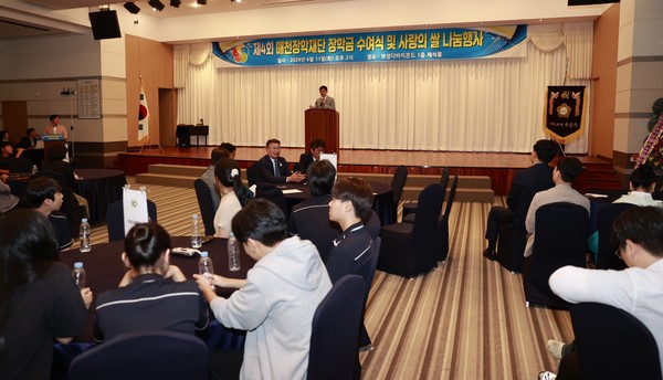 제4회 매천(梅泉)장학회 장학금 수여식에 참석한 김철우 보성군수가 축사를 하고 있다. [보성군 제공]