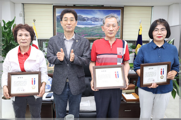 성북구의회 오중균 의장(왼쪽 두 번째)이 모범구민 3명에게 표창장을 수여했다. [성북구의회 제공]