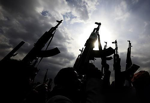 무기 들어올리는 후티 반군 지지자들. [EPA=연합뉴스 자료사진]