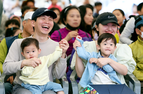 2024년 노원 어린이날 축제에 참여한 가족이 공연을 즐기는 모습. [노원구 제공]