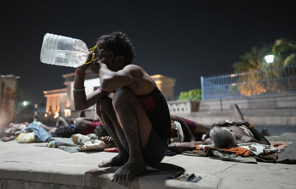 섭씨 45도를 넘는 살인적 폭염이 연일 기승을 부리는 가운데 지난 14일(현지시간) 인도 러크나우시 도로변에서 한 남성이 물을 마시고 있다. [러크나우 AP=연합뉴스]