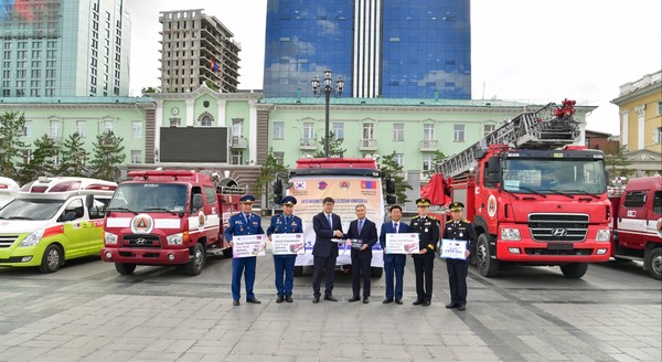 이번에 몽골에 전달한 소방차량은 완전 정비를 마친 화재진압용 펌프차 2대, 구조공작차 1대, 구급차 6대, 사다리차 1대 등 총 10대다. [서울시의회 제공]