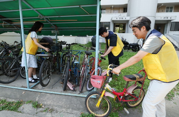 노원구가 가정내 방치된 자전거를 무료로 수거하고 있는 모습. [노원구 제공]