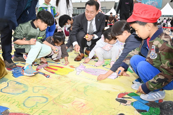  이재준 수원시장이 지난해 10월 수원화성문화제에서 시민들과 함께 축제 프로그램에 참여하고 있다. [수원시 제공] 