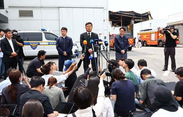 25일 오후 화성시 서신면 리튬전지 공장인 아리셀에서 박순관 에스코넥 대표가 23명의 사망자를 낸 사고가 발생한 것에 대해 공식 사과문을 낭독 후 취재진의 질문을 받고 있다. [연합뉴스]