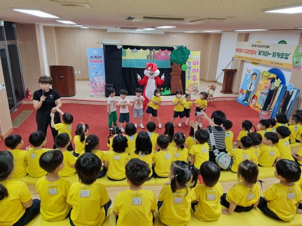 광양시가 어린이를 대상으로 구강보건 인형극 ‘이겨라~ 치카요정!’ 을 성료했다. [광양시 제공]