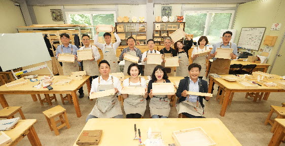서울 은평구의회 의원들이 제307회 1차 정례회 마지막 날인 26일 은평목재문화체험장에서 목공물품 제작 봉사활동을 벌이고 기념촬영을 하고 있다.[은평구의회 제공]