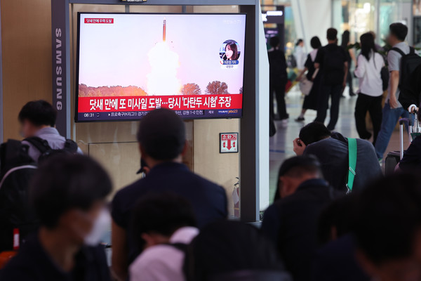 북한이 탄도미사일 2발을 발사했다고 합동참모본부가 밝힌 1일 서울역에 관련 뉴스가 나오고 있다. [연합뉴스]