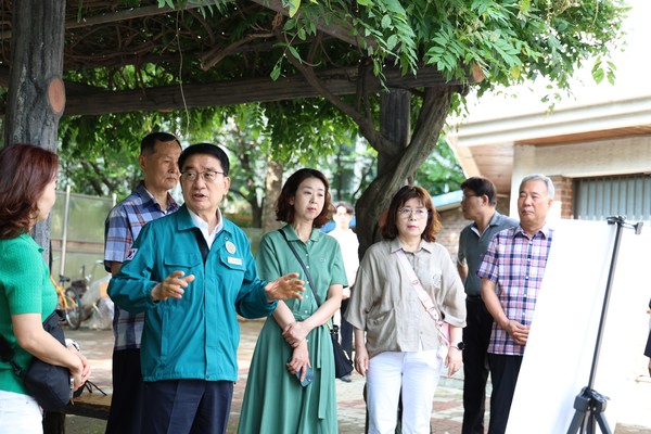 문헌일 구청장이 1일 우신빌라 재건축 대상지 현장에서 설명하고 있다. [구로구 제공]