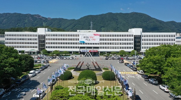 경남도는 재난 긴급 대응부서를 한데 모은 '경남형 통합 위기관리센터' 신축을 추진한다. 사진은 경남도청 전경사진. [경남도 제공]