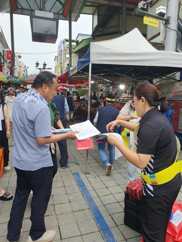 이천시 복지정책과 희망복지팀은 지난 7일 복지위기가구 발굴 홍보활동을 실시했다. [이천시 제공]