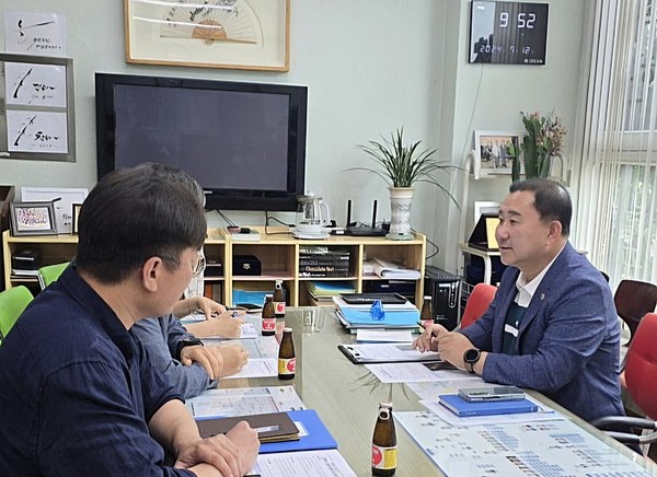 김철진 의원은 최근 ‘경기바다 드론 페스티벌’의 원활한 추진 점검을 위해 안산 지역사무소에서 담당부서 및 경기관광공사와 함께 간담회를 가졌다. [경기도의회 제공]