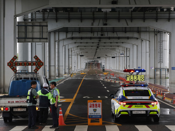 수도권에 이틀째 집중호우가 쏟아진 18일 오후 서울 올림픽대로 양방향 여의상류IC를 경찰이 통제하고 있다. [연합뉴스]