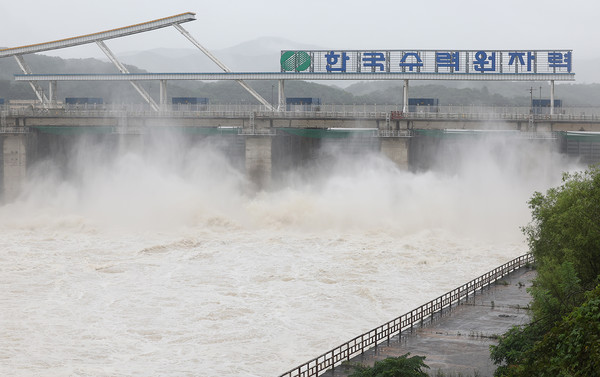 수도권에 집중호우가 내린 18일 오전 경기도 하남시 팔당댐에서 물이 방류되고 있다. [연합뉴스]