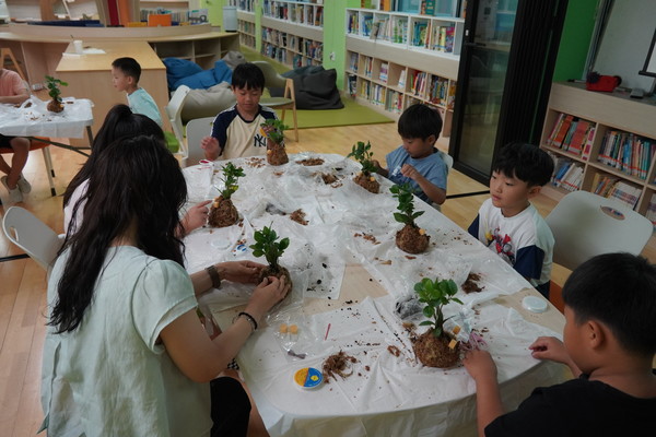 보령 송학초에서 마을 교사와 학생들이 토피어리를 만들고 있다. [보령 송학초 제공]