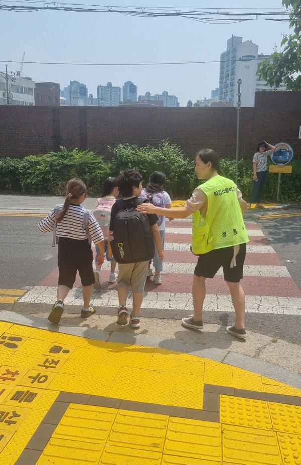 성동구 워킹스쿨버스 교통안전지도사가 아이들의 등·하굣길을 동행하고 있다. [성동구 제공]