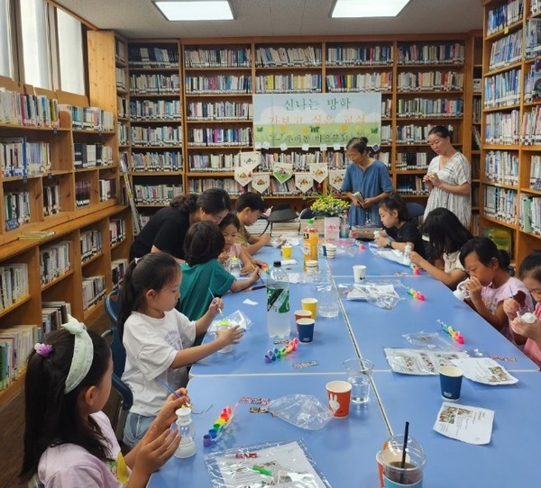 ‘신나는 방학-가보고 싶은 교실’ 참여 학생들이 캠핑 랜턴을 꾸미고 있다. [강북구 제공]