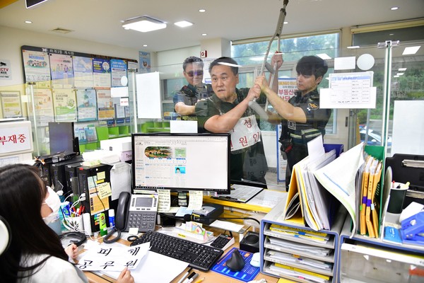 민원담당 공무원이 관할 지구대 경찰관과 함께하는 모의훈련 장면. [노원구 제공]