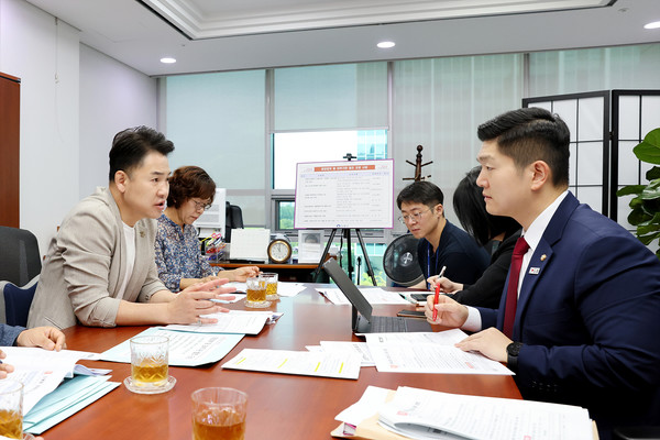 오언석 도봉구청장과 김재섭 국회의원이 도봉구 현안사업에 대해 논의하고 있다. [도봉구 제공]