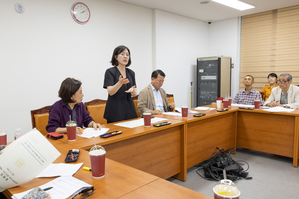 경로당 주5일밥상 간담회 진행 및 참석자 단체 사진. [구로구의회 제공]