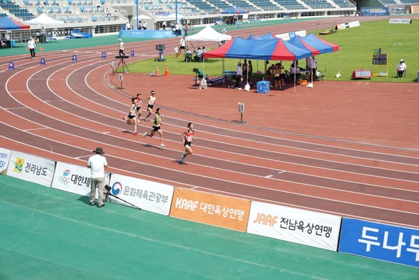 오는 17일부터 19일까지 김해종합운동장에서 '제45회 전국시도대항 육상경기대회 겸 문체부 장과기 제32회 전국생활체육 육상경기대회'가 열린다. 사진은 지난해 경기 대회 모습.[김해시 제공]