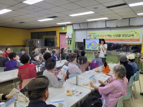 노인복지관 대상 식생활 영양교육 진행 모습. [용산구 제공]