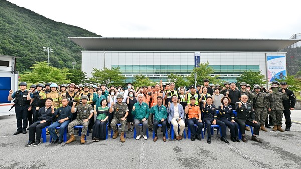 강원 정선군은 정선 종합경기장 체육관에서 다중이용시설 테러·화재 발생 상황을 가정한 ‘2024년 을지연습 실제훈련’을 실시했다고 22일 밝혔다. [정선군 제공] 