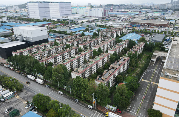 항운연안아파트 이주 사업 현장 전경.  [인천시의회 제공]