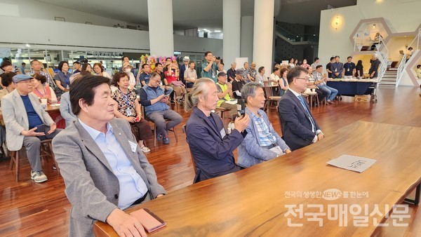 한국사진방송 광주광역시지사가 주최하고 주관하는 “사진가 100인전”이 24일 광주광역시청 1층 로비에서 성대히 개막됐다.