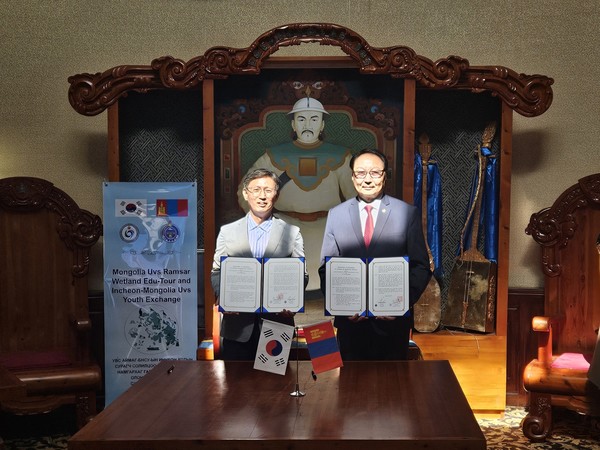  이상돈 인천시 부교육감은 몽골 옵스 의회에서 Chnluun Chimed 옵스도지사(Governor Uvs Province Mongolia)와 습지 및 생물다양성 교육을 위한 업무협약을 맺고, 기념사진을 촬영하고 있다. [인천시교육청 제공]