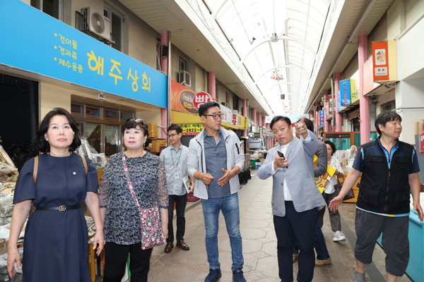 신포국제시장을 찾아 꼼꼼이 살피며 둘러보고 있는 관악구 전통시장 활성화 연구회 의원들. [정현일 의원 제공]